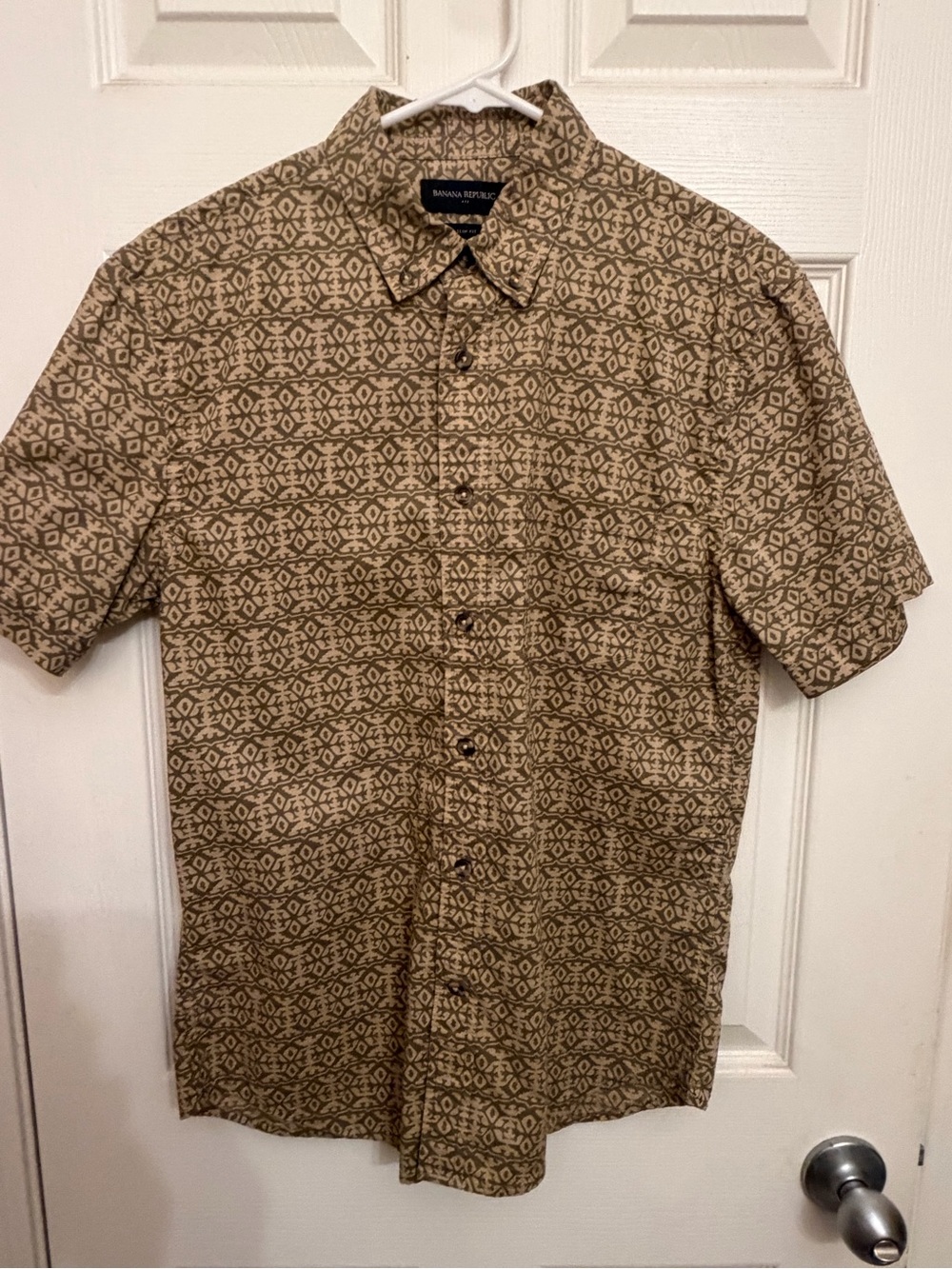 Banana Republic Men’s Short-Sleeve Button-Up Shirt in Tan Pattern